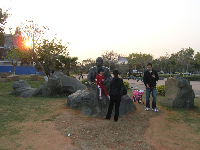 音乐广场的老头以及一家三口 音乐广场的老头以及一家三口