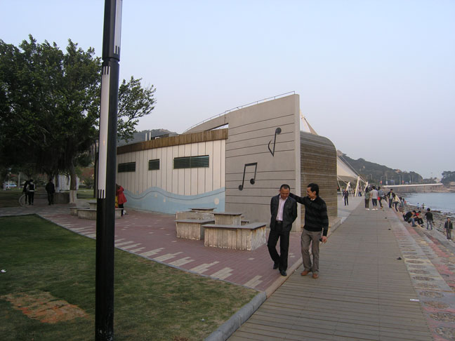 音乐广场的厕所,有艺术感吧 音乐广场的厕所,有艺术感吧