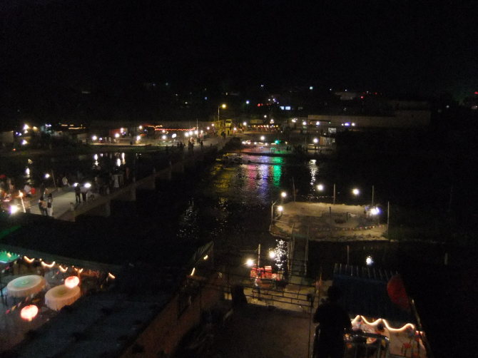 夜晚很繁华。 夜晚很繁华。