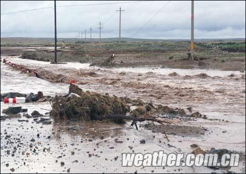 内蒙古乌拉特中旗石哈河地区遭遇罕见暴雨 路面被冲毁 内蒙古乌拉特中旗石哈河地区遭遇罕见暴雨 路面被冲毁