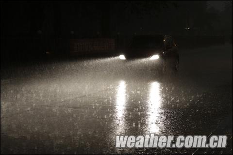 23日16时20分,北京市海淀区,天色一片漆黑,车辆纷纷开启夜灯行驶 23日16时20分,北京市海淀区,天色一片漆黑,车辆纷纷开启夜灯行驶