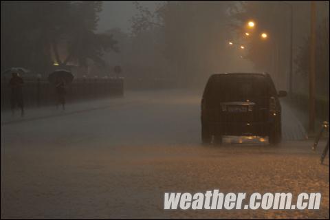 23日16时20分,北京市海淀区,雨点密集,能见度很低 23日16时20分,北京市海淀区,雨点密集,能见度很低