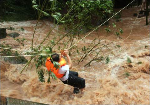 6月27日,被困人员在消防官兵的帮助下滑向安全地带。 6月27日,被困人员在消防官兵的帮助下滑向安全地带。