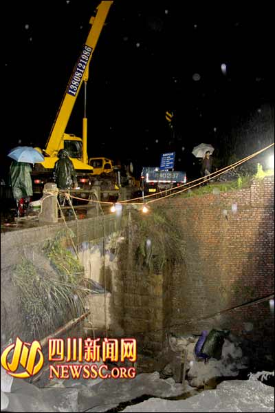 7月5日,广元市安家湾桥桥台被损毁(图片来源:四川新闻网) 7月5日,广元市安家湾桥桥台被损毁(图片来源:四川新闻网)