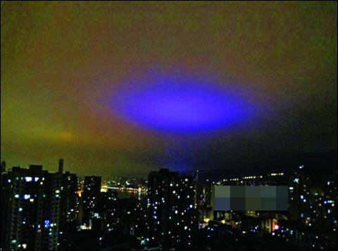 网友于7月7日凌晨拍摄到的神奇紫光 网友于7月7日凌晨拍摄到的神奇紫光