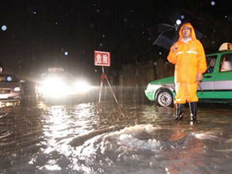 友谊北大街一排水井旁竖起“危险”警示牌(图片来源:河北青年报) 友谊北大街一排水井旁竖起“危险”警示牌(图片来源:河北青年报)