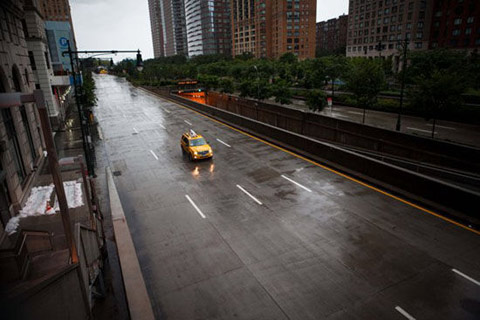飓风“艾琳”抵达前,一辆出租车孤单的行驶在纽约街头。(来源:中国新闻网) 飓风“艾琳”抵达前,一辆出租车孤单的行驶在纽约街头。(来源:中国新闻网)