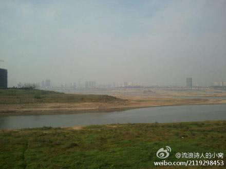 枯水期的湘江,已经没有江水北去的气势。(图片来源于新浪微博) 枯水期的湘江,已经没有江水北去的气势。(图片来源于新浪微博)