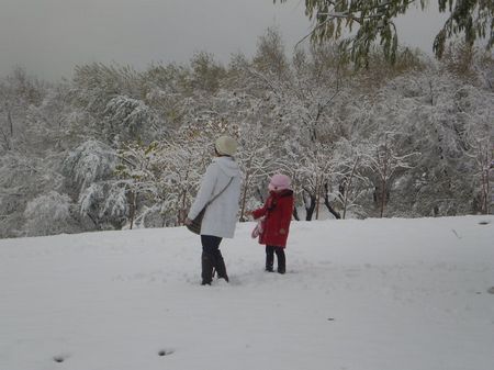 欣赏雪景的母女二人 欣赏雪景的母女二人