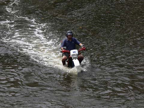 2011年11月5日泰国洪灾持续11月5日,一男子在泰国曼谷被洪水淹没的街道上骑摩托车行驶。新华社/路透 2011年11月5日泰国洪灾持续11月5日,一男子在泰国曼谷被洪水淹没的街道上骑摩托车行驶。新华社/路透