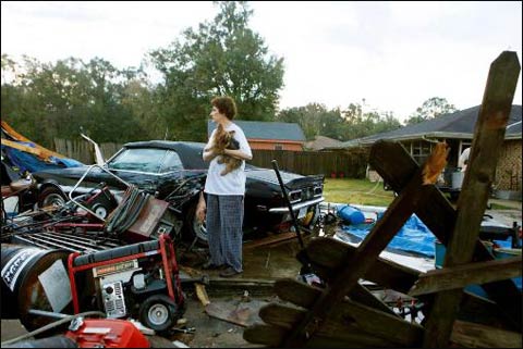 当地时间11月16日,69岁的戴安站在遭疑似龙卷风袭击过后的废墟中 当地时间11月16日,69岁的戴安站在遭疑似龙卷风袭击过后的废墟中