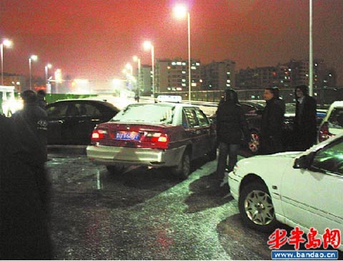 青岛降雪量达到暴雪级别 万余人出动连夜清雪 青岛降雪量达到暴雪级别 万余人出动连夜清雪