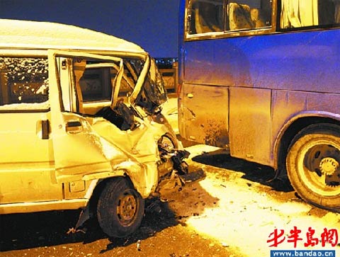 青岛降雪量达到暴雪级别 万余人出动连夜清雪 青岛降雪量达到暴雪级别 万余人出动连夜清雪