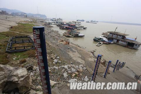 12月26日,鄱阳湖注入长江处的湖口县水文标尺附近裸露的客运码头 12月26日,鄱阳湖注入长江处的湖口县水文标尺附近裸露的客运码头