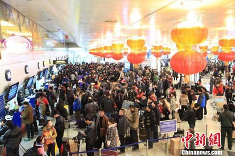 13日晚滞留在贵阳龙洞堡机场的旅客 13日晚滞留在贵阳龙洞堡机场的旅客