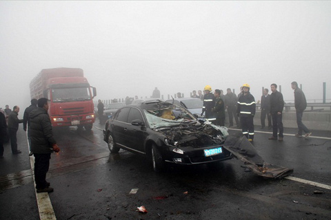 大雾引发荣乌高速百余辆车相撞 致4死14伤 大雾引发荣乌高速百余辆车相撞 致4死14伤