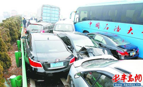 因为大雾,车辆连环撞挤成一锅粥。 因为大雾,车辆连环撞挤成一锅粥。