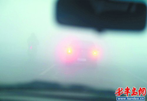 记者驾车通往大雾弥漫的事故现场,能见度极低。 记者驾车通往大雾弥漫的事故现场,能见度极低。