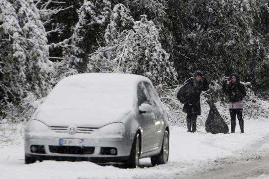 2月3日,两位女士冒雪站立在意大利罗马街头 2月3日,两位女士冒雪站立在意大利罗马街头